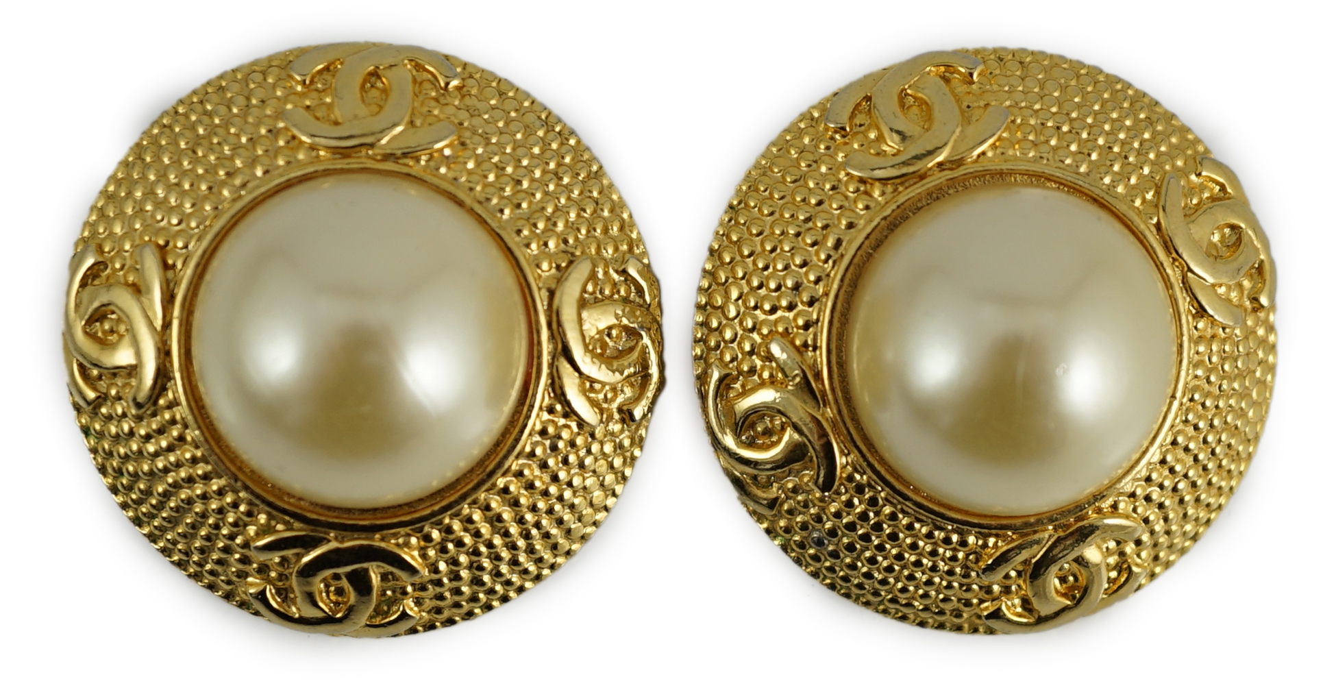 A pair of Vintage Chanel round CC logo button clip-on gold-tone / faux mabe pearl earrings, width 3.5mm, height 3.5mm